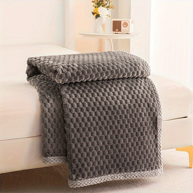 Fleece plaid met blokreliëf en een gebreide rand over de rand van een bed - donkergrijs