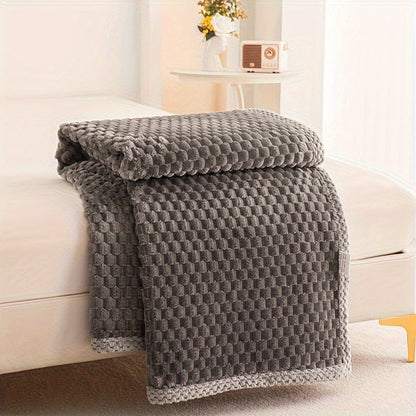 Fleece plaid met blokreliëf en een gebreide rand over de rand van een bed - donkergrijs