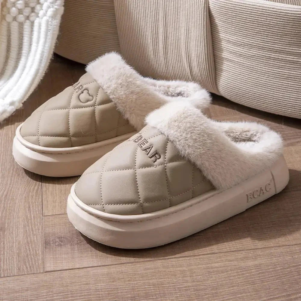 Fluffy pantoffels met doorgestikte bovenkant, pluche rand en dikke zool