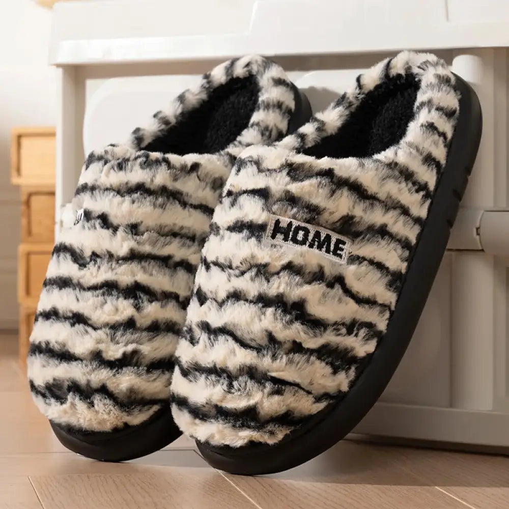 Fluffy pantoffels van gestreepte pluche met zachte zool en open hiel - beeld 2