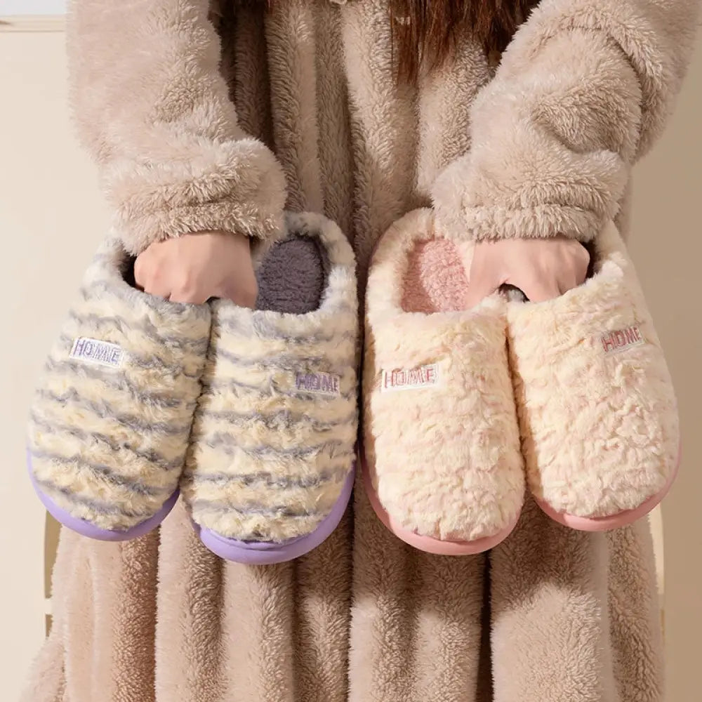 Fluffy pantoffels van gestreepte pluche met zachte zool en open hiel - beeld 3