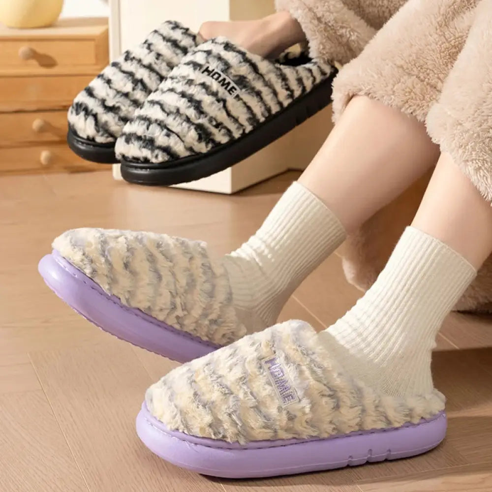 Fluffy pantoffels van gestreepte pluche met zachte zool en open hiel - beeld 4