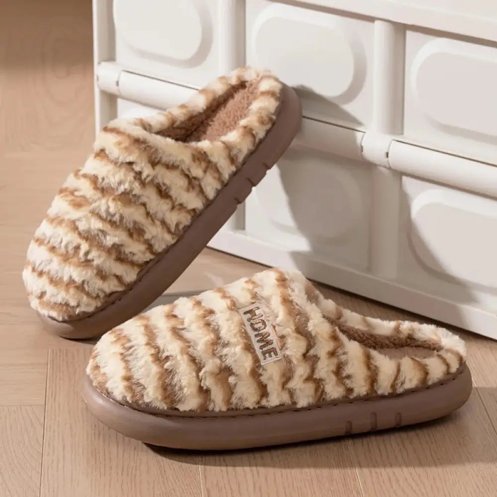 Fluffy pantoffels van gestreepte pluche met zachte zool en open hiel - bruin