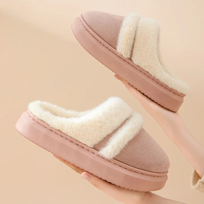 Fluffy pantoffels in suède look met brede pluche band, open hiel en dikke zool