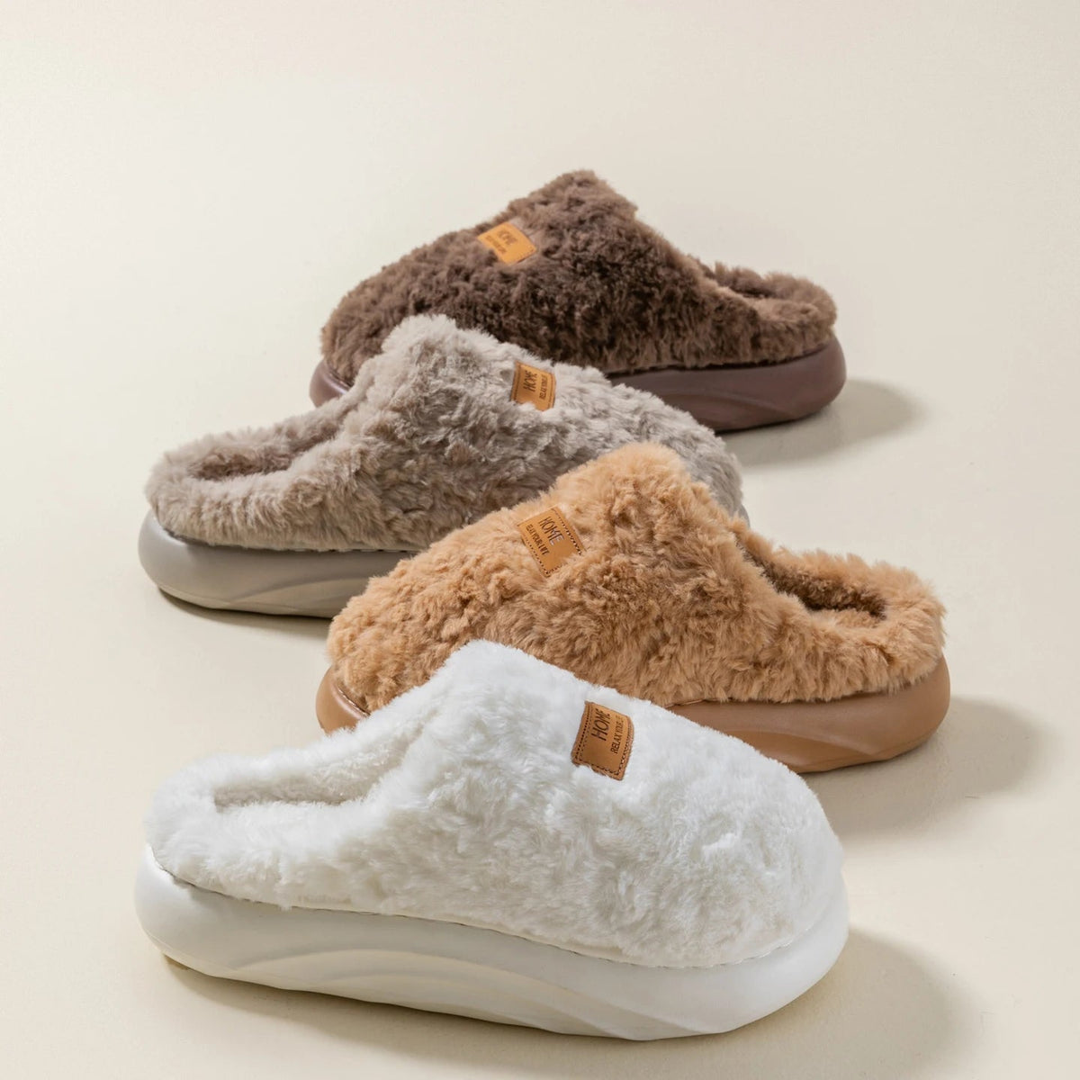 Fluffy pantoffels van krullende pluche met label op de neus, open hiel en dikke zool
