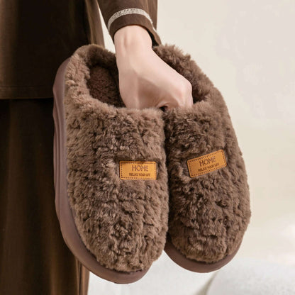 Fluffy pantoffels van krullende pluche met label op de neus, open hiel en dikke zool - bruin