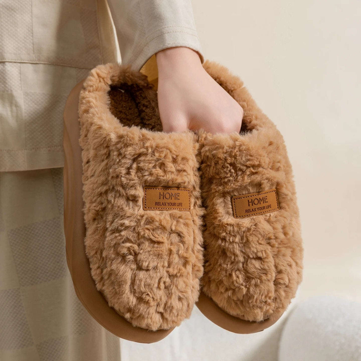 Fluffy pantoffels van krullende pluche met label op de neus, open hiel en dikke zool - beeld 2