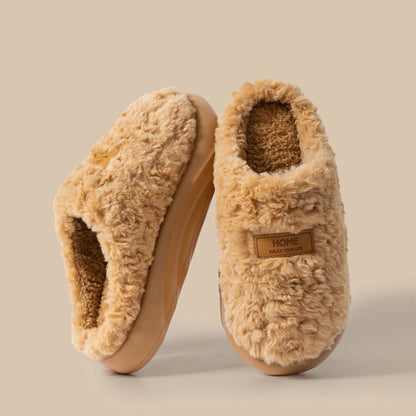 Fluffy pantoffels van krullende pluche met label op de neus, open hiel en dikke zool - beeld 3