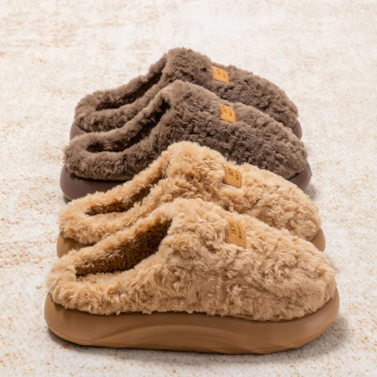 Fluffy pantoffels van krullende pluche met label op de neus, open hiel en dikke zool - beeld 4