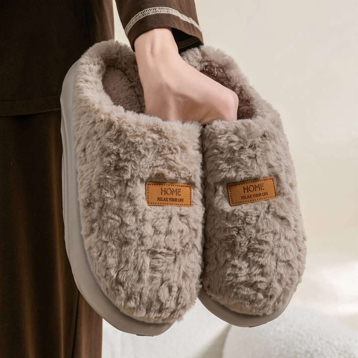 Fluffy pantoffels van krullende pluche met label op de neus, open hiel en dikke zool - taupe