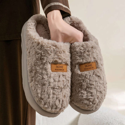 Fluffy pantoffels van krullende pluche met label op de neus, open hiel en dikke zool - taupe
