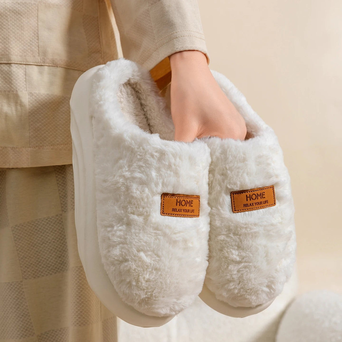 Fluffy pantoffels van krullende pluche met label op de neus, open hiel en dikke zool - wit