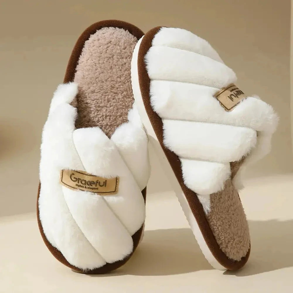 Fluffy pantoffels met gekruiste pluche banden, teddy voetbed en open hiel - wit