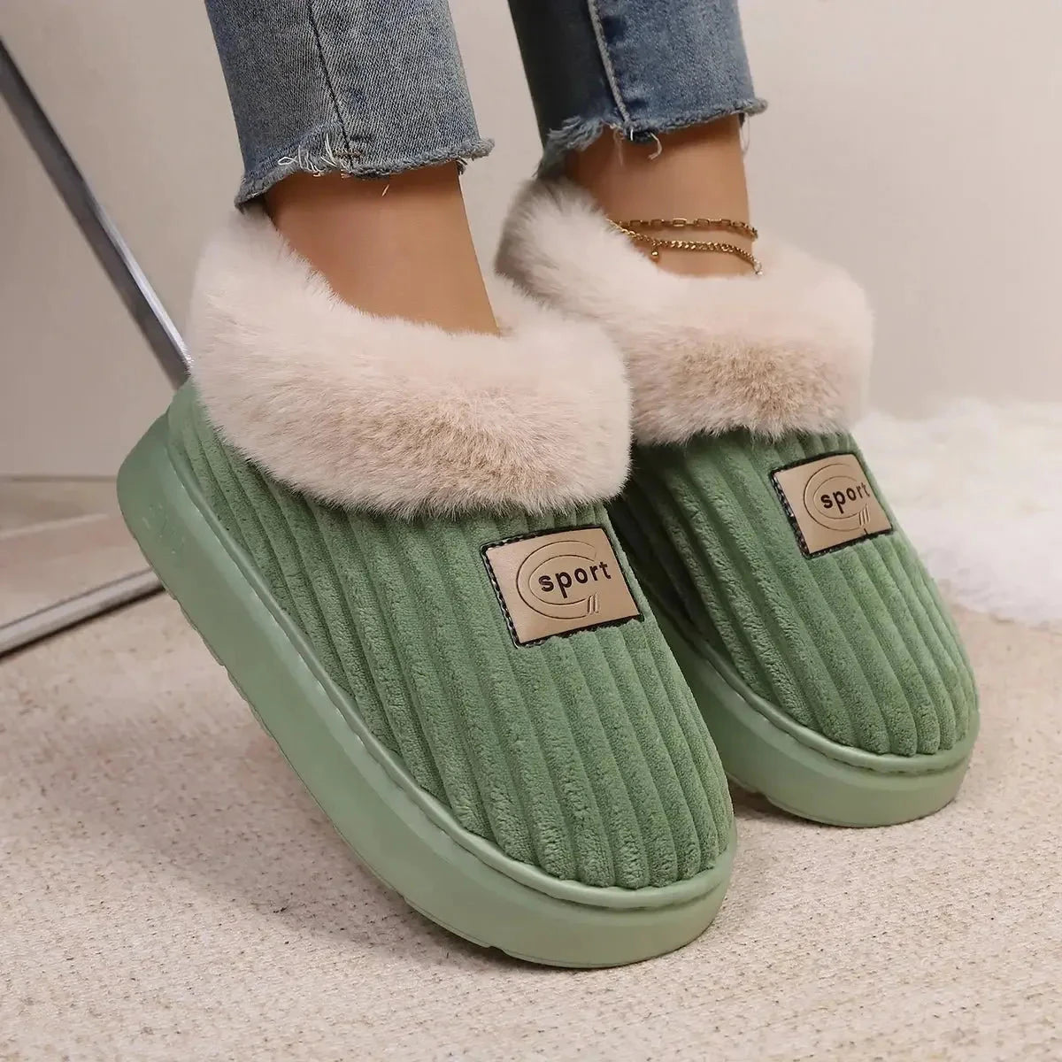 Fluffy pantoffels met hoge zool, ribstof bovenkant en pluche rand over de enkel - groen