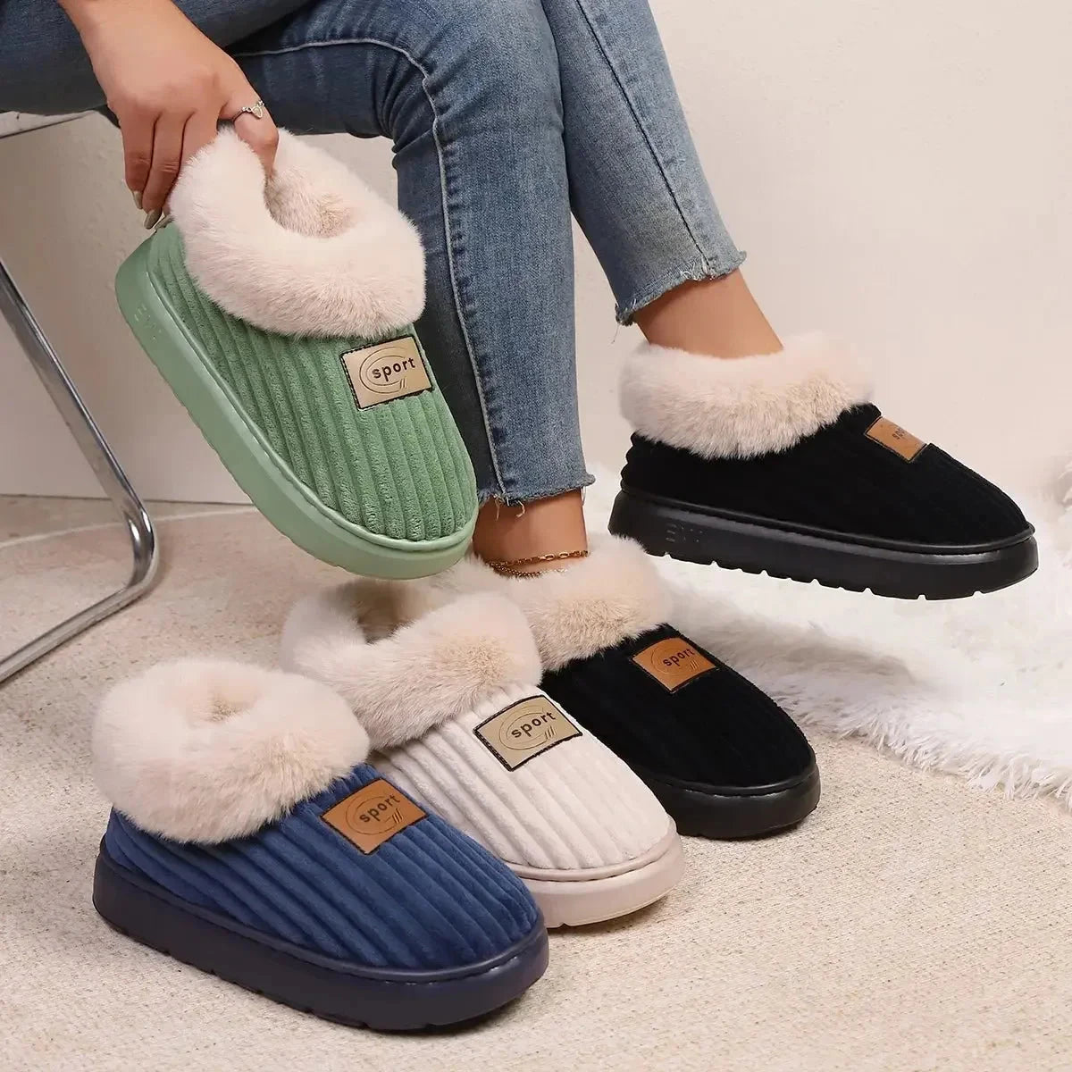 Fluffy pantoffels met hoge zool, ribstof bovenkant en pluche rand over de enkel - beeld 2