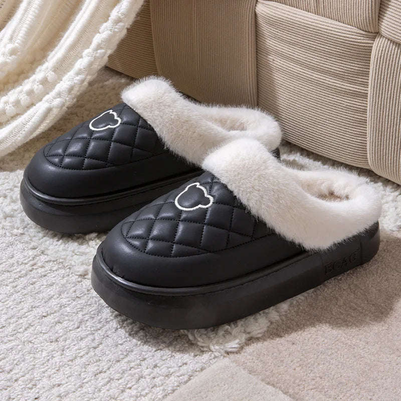 Fluffy pantoffels met open hiel, gewatteerde bovenkant in leerlook en brede pluche rand - zwart / witte rand