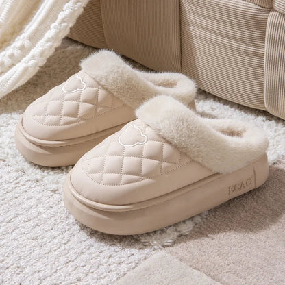 Fluffy pantoffels met open hiel, gewatteerde bovenkant in leerlook en brede pluche rand - beige / witte rand