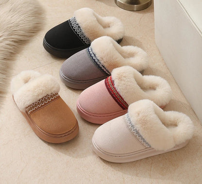 Fluffy pantoffels in suède look met pluche kraag, geborduurde band en open hiel