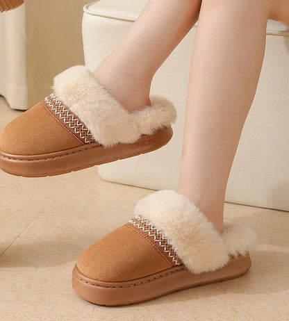 Fluffy pantoffels in suède look met pluche kraag, geborduurde band en open hiel - beeld 2