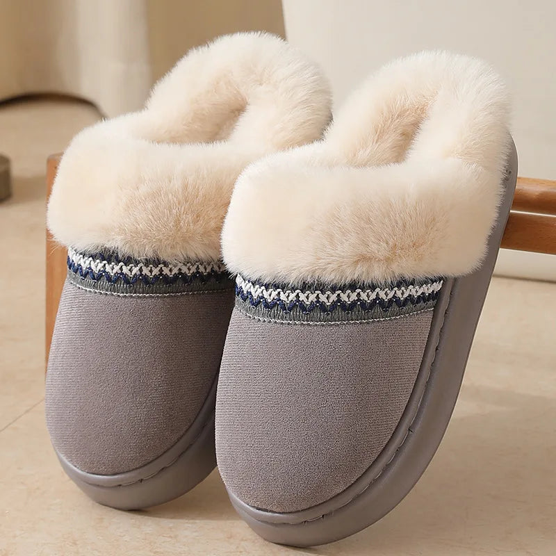 Fluffy pantoffels in suède look met pluche kraag, geborduurde band en open hiel - grijs
