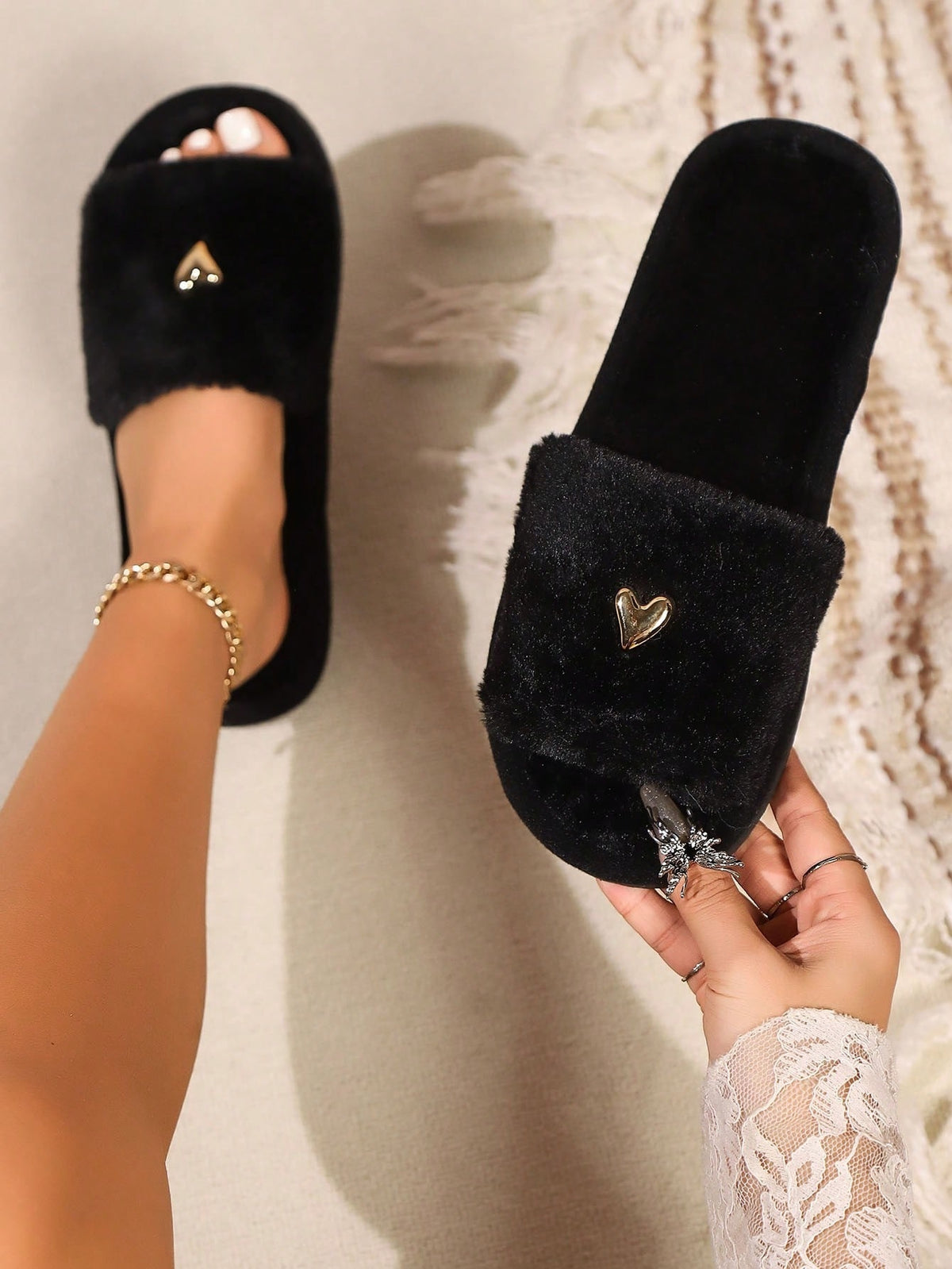 Fluffy slippers voor dames met brede zwarte pluche band en gouden hartje op de wreef - zwart met gouden hart