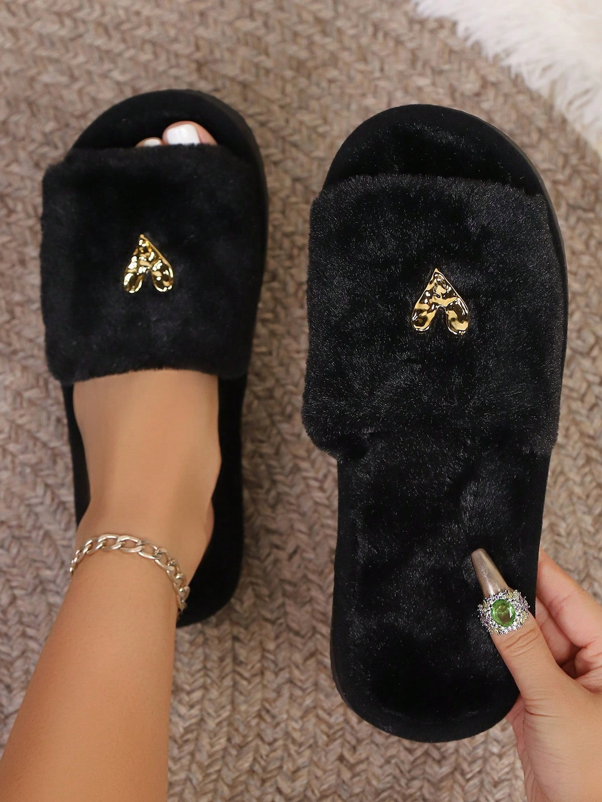 Fluffy slippers voor dames met brede zwarte pluche band en gouden hartje op de wreef - zwart met glitterhart