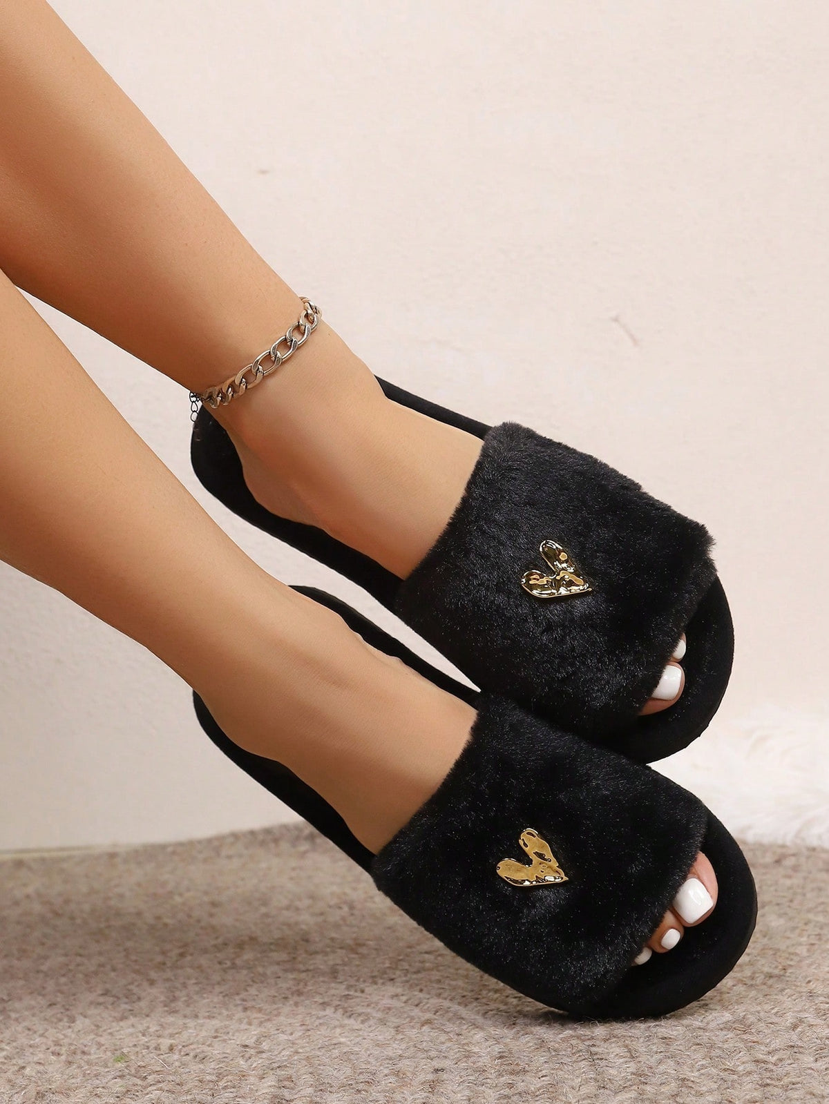 Fluffy slippers voor dames met brede zwarte pluche band en gouden hartje op de wreef - beeld 6