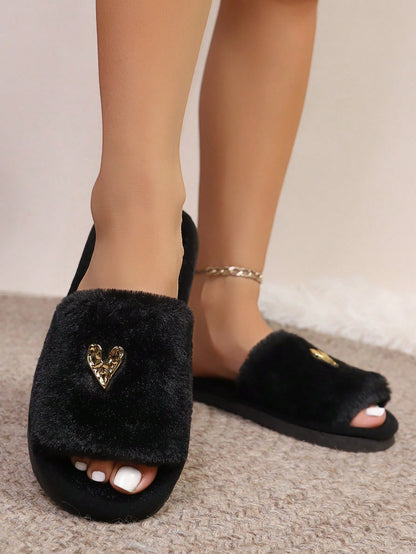 Fluffy slippers voor dames met brede zwarte pluche band en gouden hartje op de wreef - beeld 7