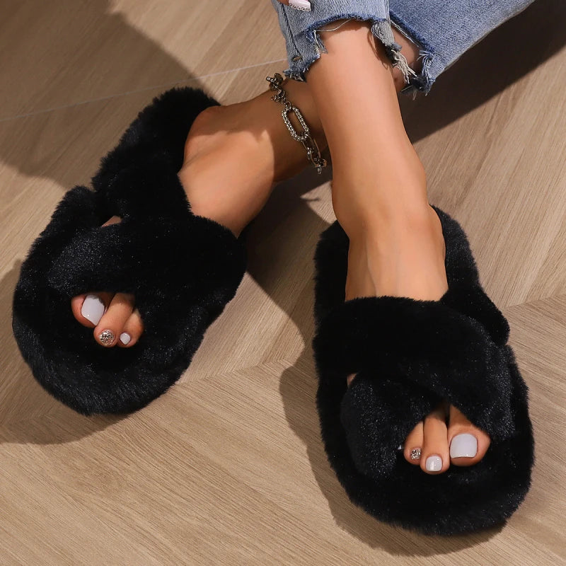 Fluffy slippers met gekruiste pluche banden in contrastkleur op zwart pluche voetbed - beeld 3