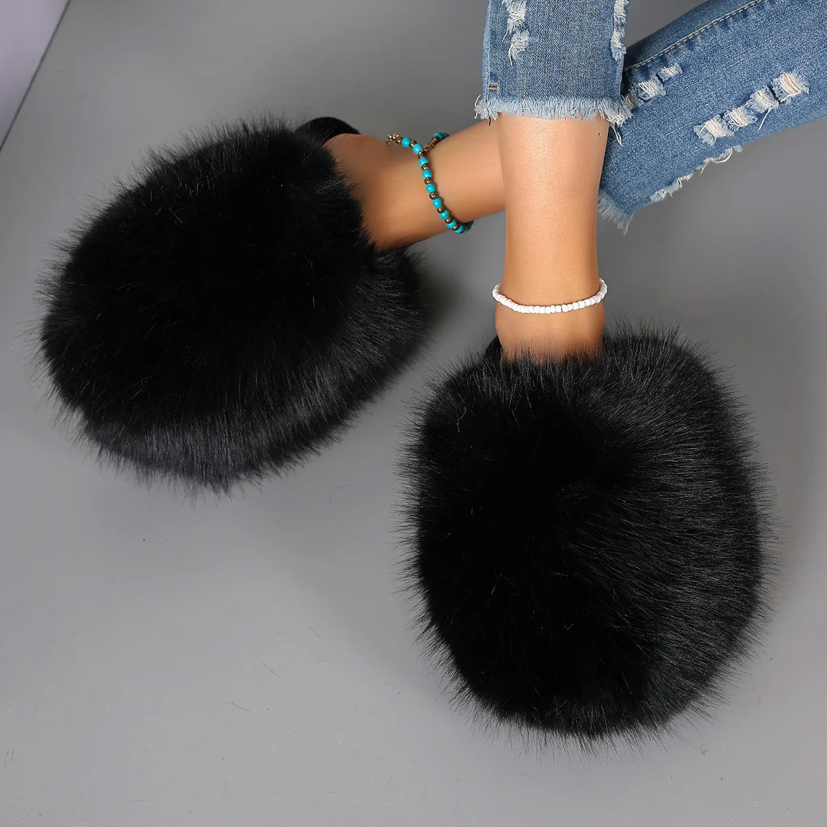 Fluffy slippers met bovenkant van lang imitatiebont, open hiel en rubberen zool - zwart