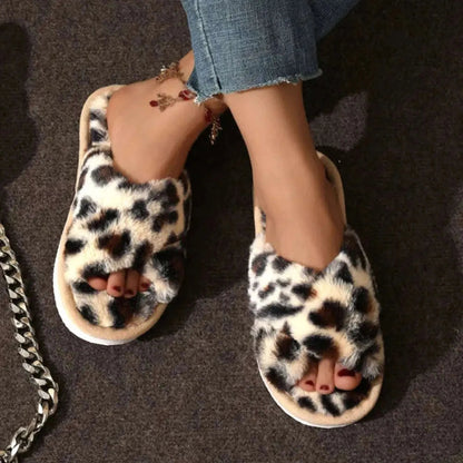 Fluffy slippers met gekruiste pluche banden, open teen en memory foam voetbed - luipaardprint