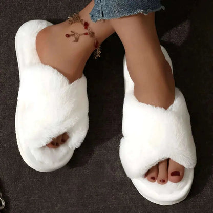 Fluffy slippers met gekruiste pluche banden, open teen en memory foam voetbed - wit