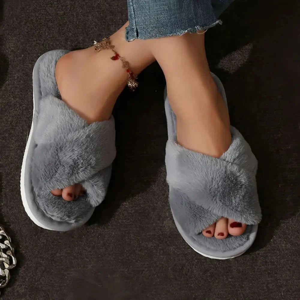 Fluffy slippers met gekruiste pluche banden, open teen en memory foam voetbed - grijs