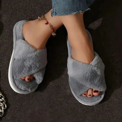 Fluffy slippers met gekruiste pluche banden, open teen en memory foam voetbed - grijs
