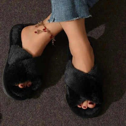 Fluffy slippers met gekruiste pluche banden, open teen en memory foam voetbed - zwart