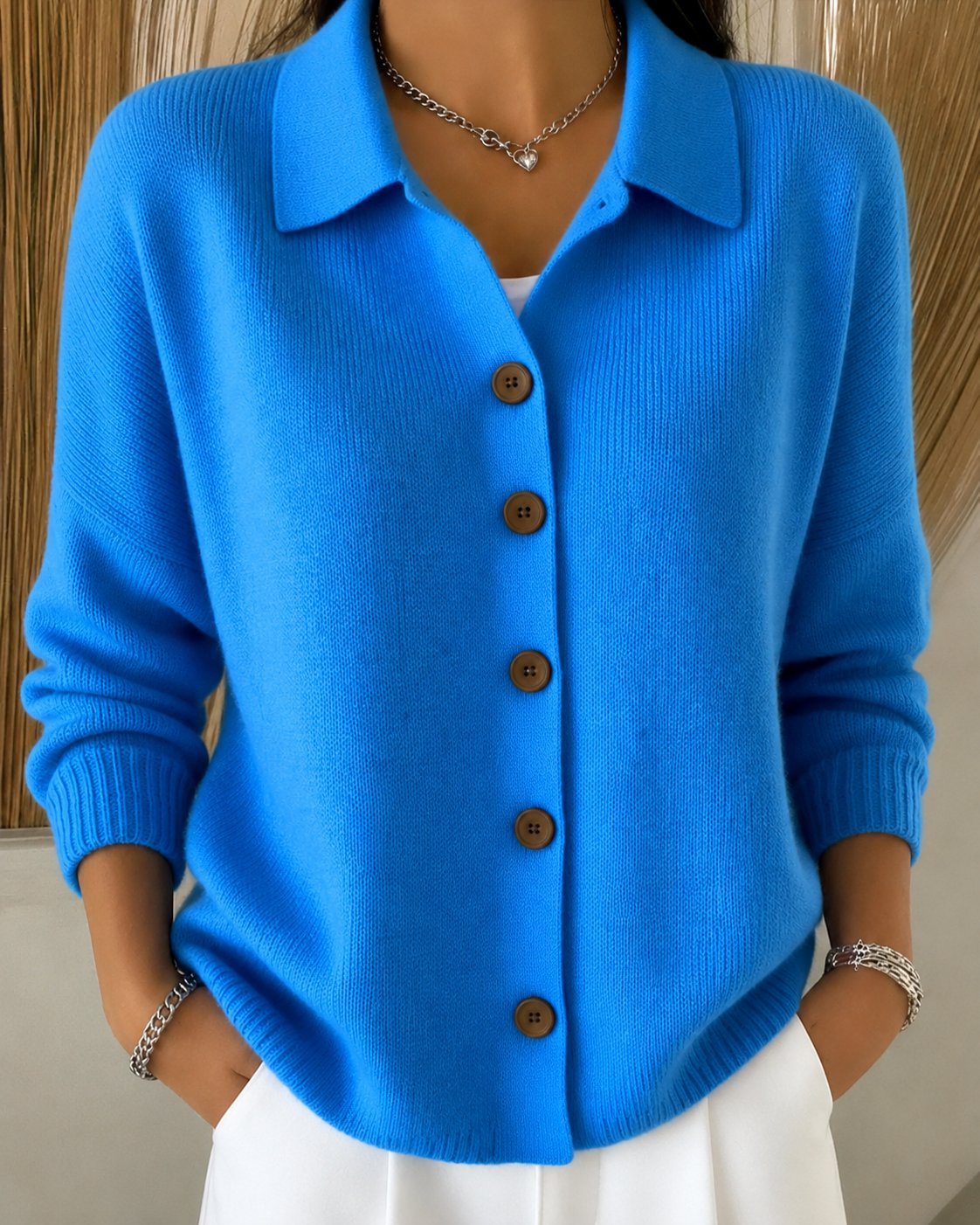 Gebreid damesvest met puntkraag en bruine knopen - felblauw