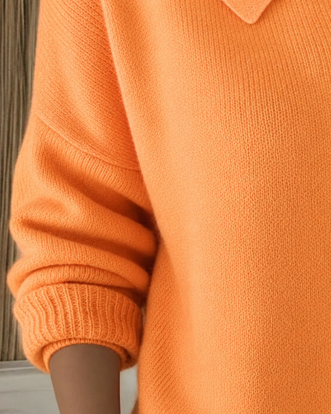 Gebreid damesvest met puntkraag en bruine knopen