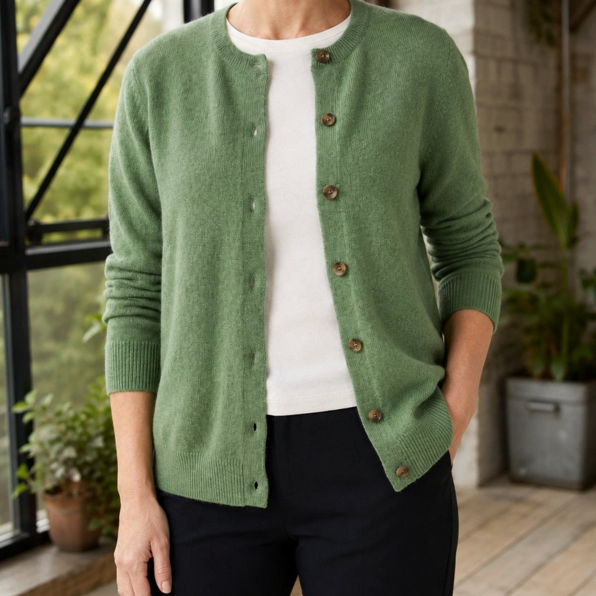 Gebreid damesvest met ronde hals en doorlopende knoopsluiting - groen