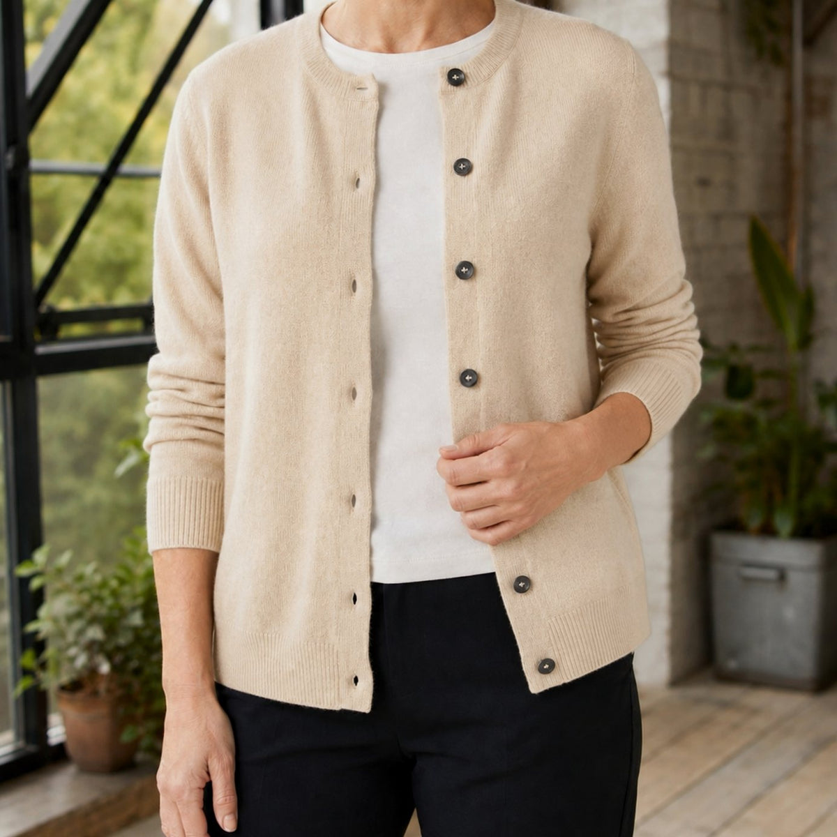 Gebreid damesvest met ronde hals en doorlopende knoopsluiting - beige
