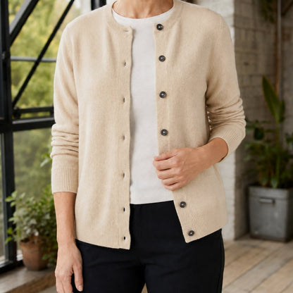 Gebreid damesvest met ronde hals en doorlopende knoopsluiting - beige