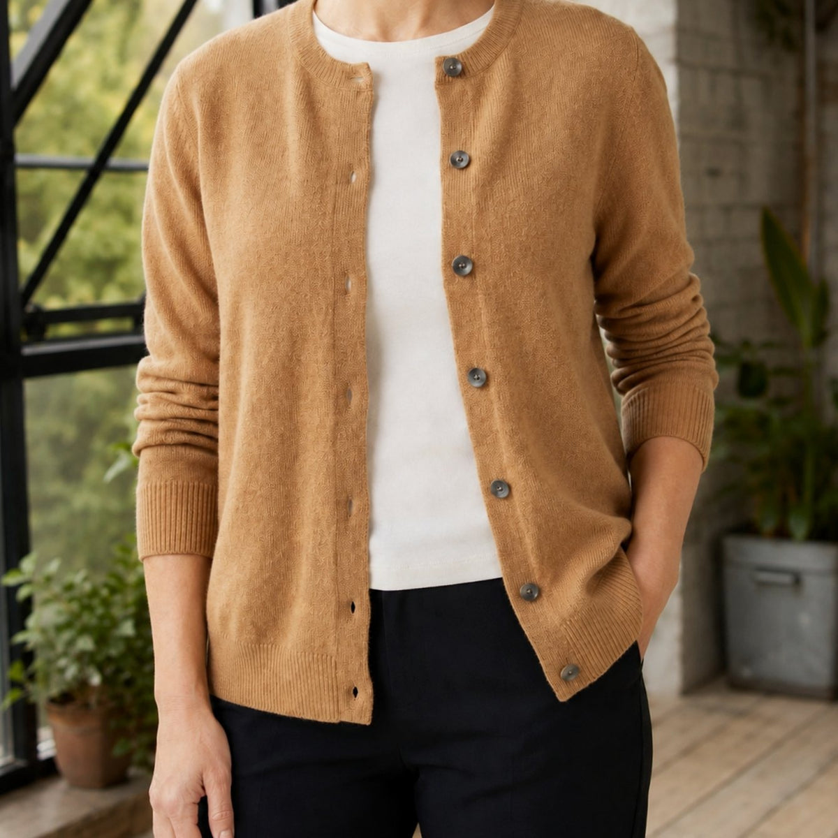 Gebreid damesvest met ronde hals en doorlopende knoopsluiting - camel