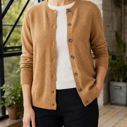 Gebreid damesvest met ronde hals en doorlopende knoopsluiting - camel