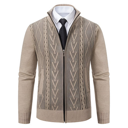 Beige gebreid herenvest met rits en opstaande kraag, voorkant