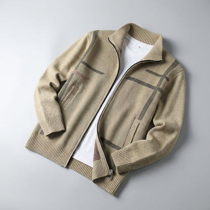 Gebreid herenvest met rits, opstaande kraag en schuin streepmotief - beige