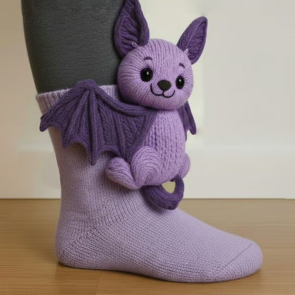 Gebreide dierensokken met 3D-knuffeldiertje op de schacht - vleermuis
