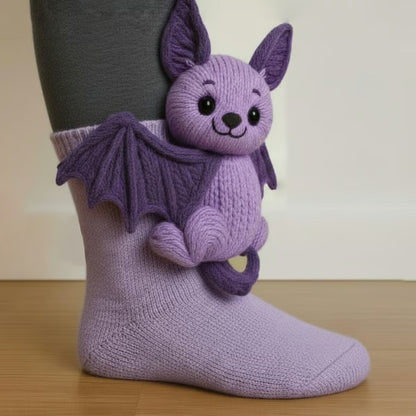 Gebreide dierensokken met 3D-knuffeldiertje op de schacht - vleermuis
