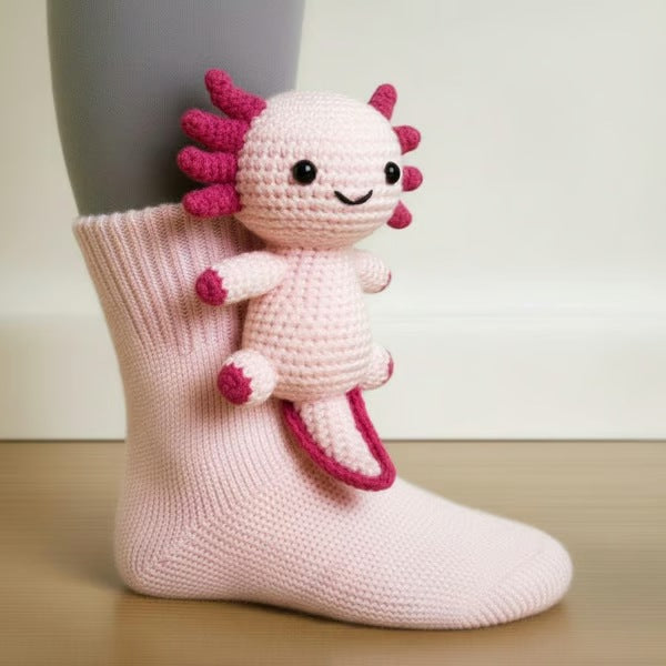 Gebreide dierensokken met 3D-knuffeldiertje op de schacht - axolotl