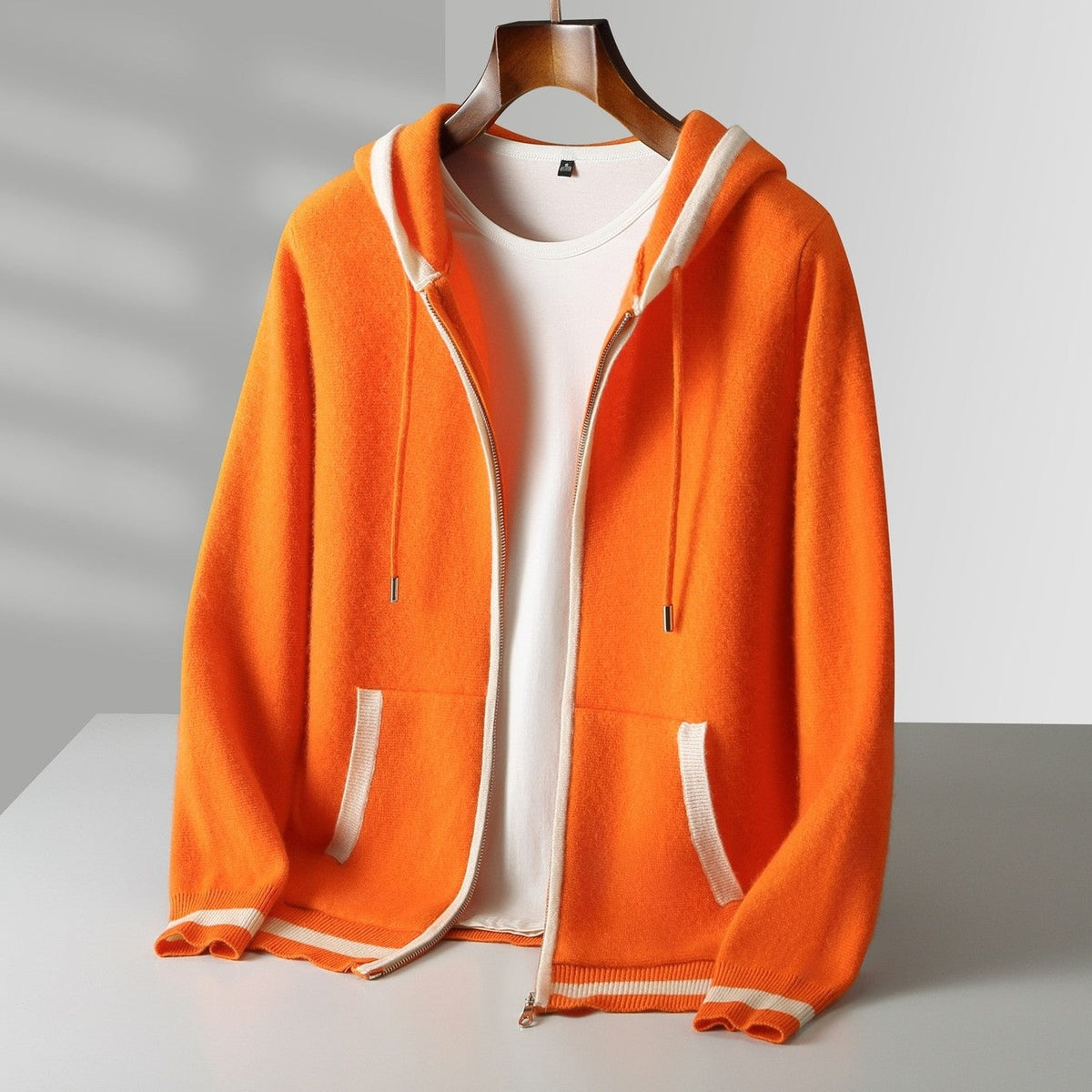 Gebreide herenhoodie met doorlopende rits, capuchon en biezen in een contrastkleur - oranje