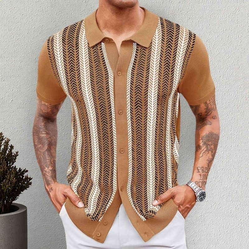 Gebreide herenpolo met doorlopende knoopsluiting en verticale jacquard strepen - camel
