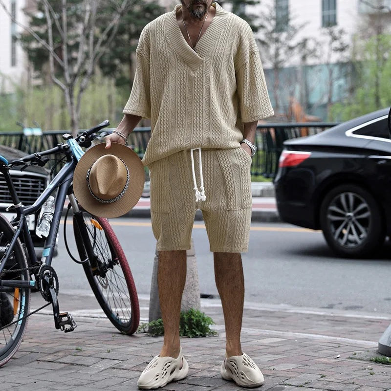 Gebreide herenset met V-hals shirt en korte broek in kabelmotief - beige